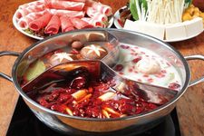 Nikmati tiga jenis sup termasuk mala hong tang pada menu &ldquo;Sanmi Yakuzen Soup&rdquo; (seharga 2.138 yen) yang menggunakan belasan jenis rempah oriental. Menu pada foto merupakan porsi untuk 2-3 orang