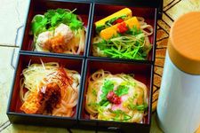 Udon Bento yang dihidangkan dengan kotak bento elegan. 