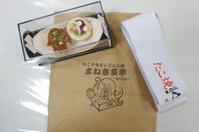 kotak kemasan untuk menaruh takoyaki, ikat kepala orisinal, dan kantung kertas