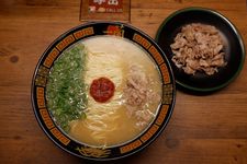 &ldquo;100% Tonkotsu Fushiyo Ramen&rdquo; (1.180 yen) dengan tambahan topping &ldquo;Gyuyaro&rdquo;