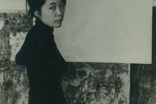 Kusama di studio miliknya tahun 1958, difoto oleh Ken Van Sickle