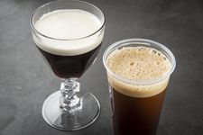 Kafe ini menyediakan beragam minuman yang menggunakan espresso. 