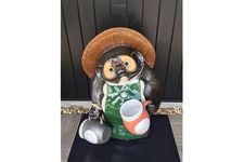 Shigaraki-yaki Tanuki dipamerkan di kedai Starbucks Coffee Kouga Mizuguchi.