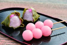 Sakura An-iri Dango (180 yen per batang) dan Sakura Mochi (250 yen) dijual sampai akhir April. 