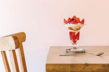 Strawberry Parfait (1.382 yen) buatan sendiri dari stroberi yang dihasilkan di perkebunan Itoshima dan Karatsu. Pada musim panas, Anda bisa memesan es serut juga. 