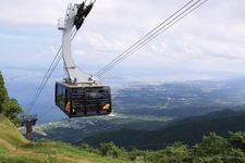 Biwako Valley Ropeway akan membawa pengunjung sampai ke puncak gunung dalam waktu lima menit (harga tiket pp 2.500 yen untuk dewasa).