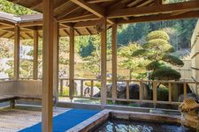 Anda bisa mencoba dua jenis pemandian air panas di Togashima Hot Springs Yu-land Pal Toyone, 