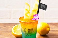 &ldquo;BOTANICAL MOCKTAIL VITA-CARRIBEAN&rdquo; (800 yen). Warna biru dan oranye yang cerah pas dengan suasana musim panas.