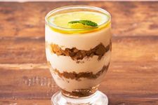 &ldquo;TIRAMISU LIMONE&rdquo; (650 yen).Hidangan pencuci mulut untuk vegan dengan lemon yang diletakkan di permukaan atasnya.