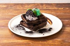 &ldquo;CHARCOAL WAFFLE &times; CHOCO MINT ICE&rdquo; (1200 yen). Wafel berbahan arang dan kakao hitam yang baik untuk keindahan kulit.