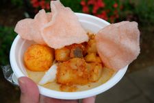 Ketupat sayur yang dibagikan secara cuma-cuma