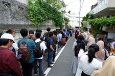 Antrean di depan Sekolah Republik Indonesia di Tokyo