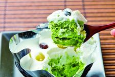 Kinugoshi Matcha Tiramisu (tiramisu teh hijau yang lembut, 430 yen) mirip dengan lansekap taman tradisional Jepang dan populer karena teksturnya yang halus dan rasa yang elegan, Kamu bisa mencoba juga set dengan minuman Matcha atau Sencha (910 yen).