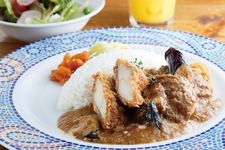 Kari kelapa dengan Potongan Daging Ayam Pedas (1.250 yen) sudah termasuk salad, tersedia pada hari kerja. Untuk menambah minuman dikenakan biaya seharga 200 yen.