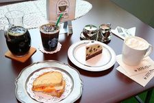 Dari Kiri ke Kanan: Cold Brew Coffee, Ham and Egg Hot Sandwich, Coffee Jelly Cake, dan Wiener Coffee