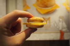 Camilan berbentuk cheeseburger yang kecil ini begitu kawaii (menggemaskan)!