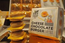 Kamu bisa membeli Cheese Chocolate Burger secara satuan