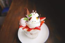 Fresh Strawberry Nyanko Parfait (1.026 yen) terbuat dari stroberi segar tersedia mulai pukul 13.00 dan terbatas dua pesanan per grup.