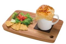 &ldquo;Sea Cloud Pie Soup&rdquo; (850 yen) yang berisi nemagaridake (sejenis rumput bambu) yang merupakan produk khas setempat
