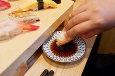 makan sushi dengan tangan