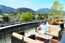 Pemandangan kota Arashiyama bisa dinikmati dari area teras rooftop.