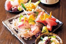 Nikmati sashimi dengan bahan yang sedang musim dengan Spring Special Platter (Medium 2.041 yen).