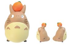 Totoro dan patung musim panas oranye, 1.800  yen (belum termasuk pajak). Terbuat dari resin polyester resin dan ukurannya lebar 53 x tinggi 85 x diameter 65mm.