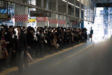 ILUSTRASI - Rush hour kereta di Tokyo