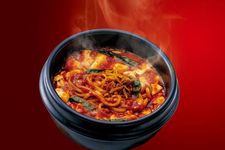 Spicy Mabo-men (ukuran setengah; &yen;690) terdiri dari tahu mabo yang kental (sejenis hidangan tahu dan daging cincang yang pedas khas Sichuan) dan mi, dengan taburan rempah-rempah kari yang garing.
