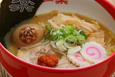 Sasuke&rsquo;s Gouka-kyuu Spicy Miso Ramen yang termasuk telur Sharingan, seharga 1.280 yen. 