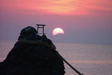 Jangan lewatkan pemandangan Gunung Fuji dan mentari pagi berada sejajar di antara celah karang! Kesempatan langka ini terjadi seminggu sebelum dan sesudah menjelang puncak musim panas 