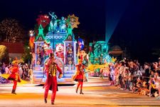 Kita dapat menikmati parade malam &ldquo;Espana Carnival Adelante&rdquo; yang berkilauan dengan suasana yang berbeda dengan siang hari 