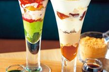 Kogashi-kinako Parfait (kanan, 1.188 yen) and Kyoka-matcha Parfait (kiri, 1.404 yen)