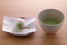 Minuman Matcha yang dihidangkan bersama dengan kudapan musiman (880 yen).