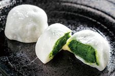 Matcha Daifuku dijual dengan harga 1.300 yen untuk 6 buah. Produk ini popular sebagai oleh-oleh.