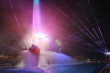 Air yang diberi iluminasi dengan cantiknya ini dibuat seakan seperti air terjun Niagara