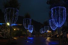 Spot iluminasi ini terinspirasi oleh Champs-&Eacute;lys&eacute;es di Paris, Perancis, dan bisa ditemukan di pintu masuk dari Thrill Mountain. 