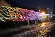 Fountain Archway didesain menyerupai Banpo Bridge Rainbow Fountain di Seoul, Korea Selatan