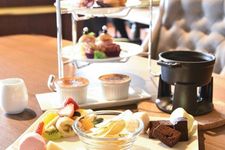 Dari depan, Chocolate Fondue (&yen;2.700 untuk porsi 2-3 orang). Dalam foto termasuk Afternoon Tea Set (&yen;3.500), dengan enam jenis manisan dan dua minuman. Di dalam kafe, kamu bisa mencicipi manisan mewah edisi terbatas