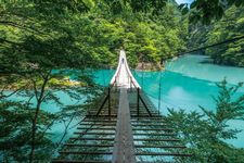 Celah di antara dua papan ini membuat pengunjung bisa melihat langsung panorama danau yang ada di bawah. Nikmati sensasi ketegangan saat berjalan di jembatan ini. 