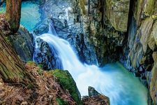 Kamu bisa berkesempatan melihat pelangi di Air Terjun Fudo di Ngarai Tsukechi