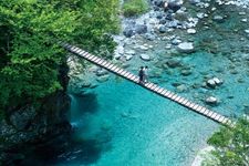 Sungai biru di bawah begitu bening sehingga kamu bisa melihat dasar sungai