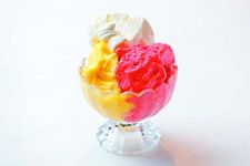 Italian Gelato (Besar) 3 rasa (raspberry, susu, dan mangga) harga 500 yen