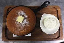 Castella Pancake (dengan whipped cream) seharga 842 yen. 