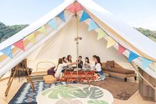 Glamping &amp; Cafe Base Beach menawarkan area yang luas di sepanjang pantai dimana pengunjung dapat berpesta barbeku sambil menikmati glamping (berkemah dengan glamor).