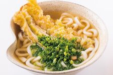 Chikuwa Ten Udon (Udon Pasta Ikan Goreng) harga 648 yen.