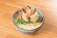 Ebi Nyumen adalah mie tipis bersup hangat yang disajikan dengan udang, seharga 900 yen