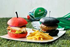 Hamburger merah yang terinspirasi dari seragam tim Jepang, dan Humburger hitam yang terinspirasi dari seragam tim New Zealand ini sangat instagrammable.