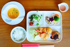 Mixed Fry Set Meal yang dilengkapi dengan minuman dan makanan penutup seharga 1.100 yen ditawarkan dengan porsi terbatas setiap harinya.