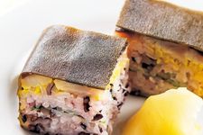 Azi-sushi adalah hidangan seimbang yang terdiri dari ikan horse mackerel Jepang, nasi rasa cuka, dan perilla hijau yang ditawarkan dengan harga 486 yen. Hidangan ini disajikan hanya untuk makan malam.